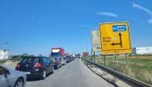 ČEKANJE I DO SAT I PO: Gotovo neviđena gužva na graničnom prelazu Trbušnica kod Loznice (FOTO)