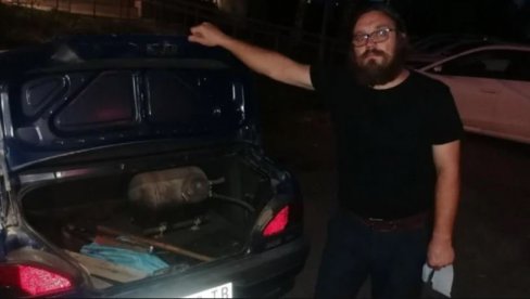 НАЦИ-СВЕШТЕНИК СА ПУНИМ ГЕПЕКОМ ДРВЕНИХ ПАЛИЦА: Полиција у Аранђеловцу зауставила попа - понео оружје на протест (ФОТО)