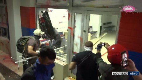 БАЦИЛИ И ДИМНЕ БОМБЕ: Погледајте - Блокадери терористи разбијају излог СНС у Новом Саду (ФОТО)