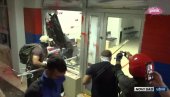 ФАШИЗАМ: Блокадери терористи демолирају просторије СНС у Новом Саду - краду намештај, гађају јајима, ломе