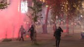 БЛОКАДЕРИ НАПАЛИ ПОЛИЦИЈУ: Гађали их бакљама испред Генерлаштаба (ВИДЕО)