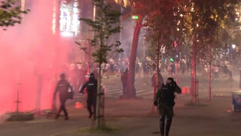 ПОВРЕЂЕНО НАЈМАЊЕ 5 ПОЛИЦИЈАЦА Дачић: Ухапшено 14 блокадера, нападали су шипкама, моткама, каменицама