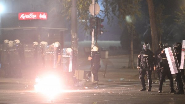 ПОВРЕЂЕНО НАЈМАЊЕ 5 ПОЛИЦАЈАЦА Дачић: Ухапшено 14 блокадера, нападали су шипкама, моткама, каменицама