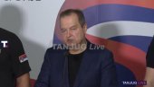 БЛОКАДЕРИ ИЗВРШИЛИ МАСОВНЕ НАПАДЕ НА ПОЛИЦИЈУ: Дачић: Демолиране, пљачкане и паљене просторије СНС (ВИДЕО)