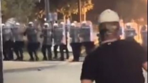 БЛОКАДЕРИ ЗАСИПАЈУ ПОЛИЦИЈУ СТАКЛЕНИМ ФЛАШАМА: Нови снимак бруталног насиља према органима реда (ВИДЕО)