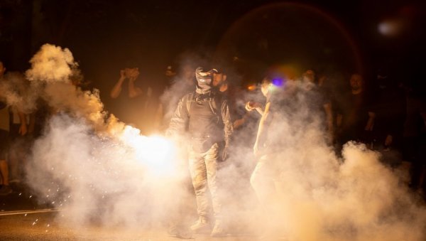 ТРОЈЕ УХАПШЕНО ЗБОГ НАСИЉА И РАЗБИЈАЊА ПРОСТОРИЈА СНС: Хулигани бацали каменице, палили контејнере и ломили излоге
