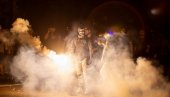 ТРОЈЕ УХАПШЕНО ЗБОГ НАСИЉА И РАЗБИЈАЊА ПРОСТОРИЈА СНС: Хулигани бацали каменице, палили контејнере и ломили излоге