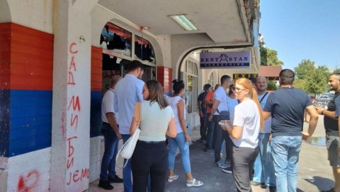 ORI SE PESMA U NOVOM SADU: Građani počeli sa čišćenjem uništenih prostorija stranke - prkosno pevaju dok čiste (FOTO) ORI SE PESMA U NOVOM SADU: Građani počeli sa čišćenjem uništenih prostorija stranke - prkosno pevaju dok čiste (FOTO)