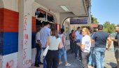 ORI SE PESMA U NOVOM SADU: Građani počeli sa čišćenjem uništenih prostorija stranke - prkosno pevaju dok čiste sve što su uništili blokaderi