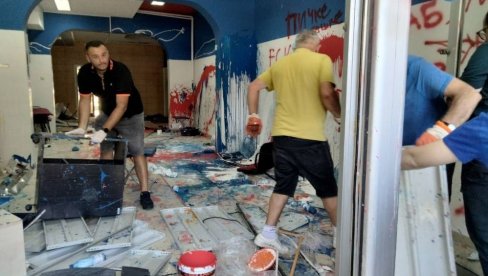 ОРИ СЕ ПЕСМА У НОВОМ САДУ: Грађани почели са чишћењем уништених просторија странке - пркосно певају док чисте (ФОТО)