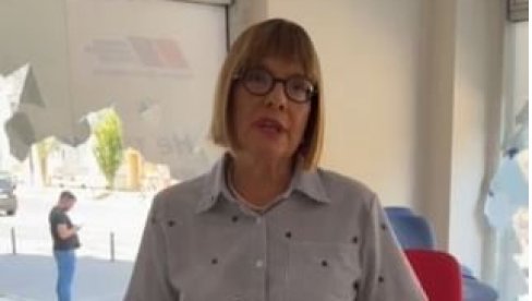PALE MASKE, OVO JE POLITIČKI PROGRAM HORDI BLOKADERA Maja Gojković u uništenim stranačkim prostorijama SNS-a (VIDEO) PALE MASKE, OVO JE POLITIČKI PROGRAM HORDI BLOKADERA Maja Gojković u uništenim stranačkim prostorijama SNS-a (VIDEO)