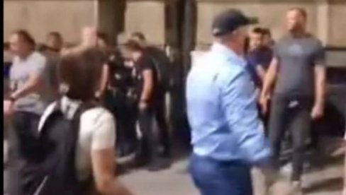 СНИМЦИ ОТКРИЛИ ИСТИНУ: Девојка брутално напала полицију, није било насиља над њом у згради Владе (ВИДЕО) СНИМЦИ ОТКРИЛИ ИСТИНУ: Девојка брутално напала полицију, није било насиља над њом у згради Владе (ВИДЕО)