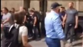 СНИМЦИ ОТКРИЛИ ИСТИНУ: Девојка брутално напала полицију, није било насиља над њом у згради Владе (ВИДЕО)