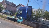 AUTOMOBIL POTPUNO SMRSKAN: Jezive slike sa mesta gde su stradala dvojica tinejdžera (FOTO)