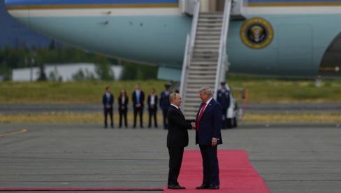 ПУТИН И ТРАМП СЕ РУКОВАЛИ НА ПИСТИ: Срели се на пола пута (ФОТО)