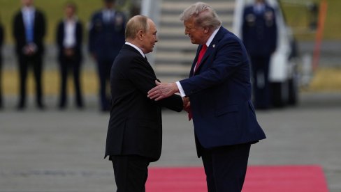 ЗАПАДНИ МЕДИЈИ: Говор тела Путина и Трампа био је „далеко од хладног“