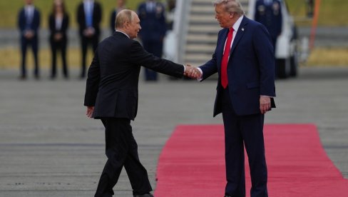 КАКАВ ДОЧЕК ЗА ПУТИНА: Трамп руског председника дочекао на црвеном тепиху (ВИДЕО)