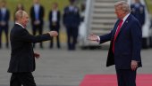ДУБОКА ДРЖАВА НА АПАРАТИМА: Трамп изложио фотографију са Путином у Белој кући (ФОТО)