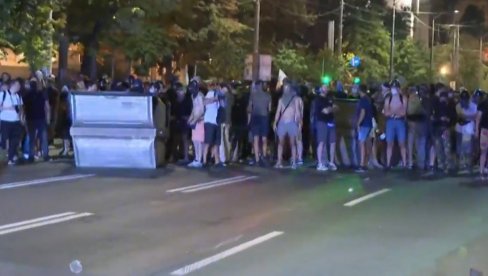 БЛОКАДЕРИ БРУТАЛНО НАПАЛИ ПОЛИЦИЈУ У КНЕЗА МИЛОША