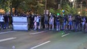 BLOKADERI SILEDŽIJE BACILI PIROTEHNIČKA SREDSTVA NA POLICIJU U KNEZA MILOŠA