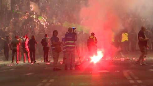 BLOKADERI BRUTALNO NAPALI POLICIJU U KNEZA MILOŠA: Fašisti bacili topovske udare i pirotehnička sredstva - policija reaguje na nasilje BLOKADERI BRUTALNO NAPALI POLICIJU U KNEZA MILOŠA: Fašisti bacili topovske udare i pirotehnička sredstva - policija reaguje na nasilje