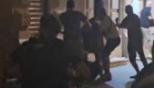 BLOKADERI USTAŠE ŠUTIRAJU KAMERMANA INFORMERA DOK LEŽI NA ZEMLJI: Užasan snimak - ovo su prave zveri (VIDEO)