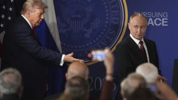 БЕЛА КУЋА ОБЈАВИЛА ФОТОГРАФИЈУ ПУТИНА И ТРАМПА: Црно-бела слика и само неколико речи (ФОТО)