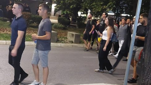 STAO KRAJ TERORISTA: Nasilnik Bjelogrlić tukao Gagu Antonijevića, a sada šeta sa siledžijama STAO KRAJ TERORISTA: Nasilnik Bjelogrlić tukao Gagu Antonijevića, a sada šeta sa siledžijama