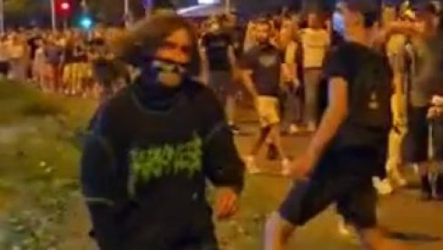 БЛОКАДЕРИ ПОНОВО СПРЕМАЈУ ХАОС: Терористи се и вечерас окупљају да дивљају