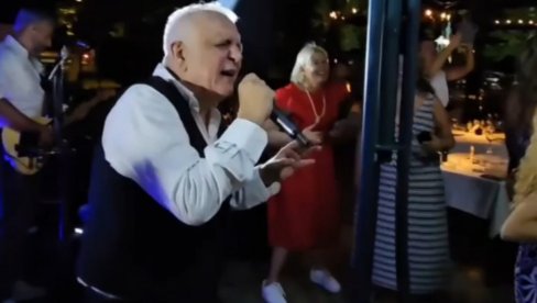 PEVAĆU DA TE ZABORAVIM: Slavko Banjac muzičkom emocijom razgalio beogradsku publiku (FOTO) PEVAĆU DA TE ZABORAVIM: Slavko Banjac muzičkom emocijom razgalio beogradsku publiku (FOTO)