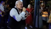ПЕВАЋУ ДА ТЕ ЗАБОРАВИМ: Славко Бањац музичком емоцијом разгалио београдску публику (ФОТО)