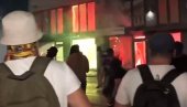 БЛОКАДЕРИ УСТАШЕ ПАЛЕ СВЕ ПРЕД СОБОМ: Горе просторије СНС у Ваљеву (ВИДЕО)