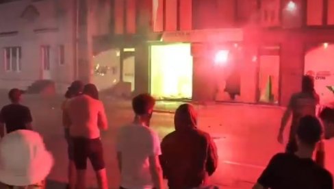BLOKADERI USTAŠE ZAPALILI PROSTORIJE SNS U VALJEVU: Brutalno napadaju policiju - gađaju ih kamenjem i pirotehnikom