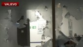 БЛОКАДЕРИ ПРАВЕ ХАОС: Силеџије полупале прозоре на Градској управи у Ваљеву, полицајце гађају каменицама
