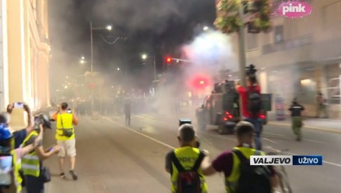 BRUTALAN NAPAD BLOKADERA NA POLICIJU U VALJEVU: Ozbiljan napad u toku - pucaju topovski udari koje ispaljuju blokaderi (FOTO)