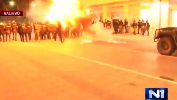 Н1 МОРАО ДА ПРИЗНА: Блокадери су напали полицију (ВИДЕО)