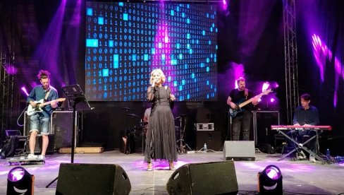 MUZIKA JE ZA MENE SPEKTAKL: Goca Tržan o predstojem druženju sa publikom, sreći u uspehu na profesionalnoj i privatnoj strani života (FOTO) MUZIKA JE ZA MENE SPEKTAKL: Goca Tržan o predstojem druženju sa publikom, sreći u uspehu na profesionalnoj i privatnoj strani života (FOTO)