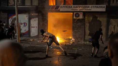 NASTAVLJAJU SE SCENE JEZIVOG NASILJA: Blokaderi do sada spaljivali prostorije, da li će od večeras početi da spaljuju ljude? NASTAVLJAJU SE SCENE JEZIVOG NASILJA: Blokaderi do sada spaljivali prostorije, da li će od večeras početi da spaljuju ljude?