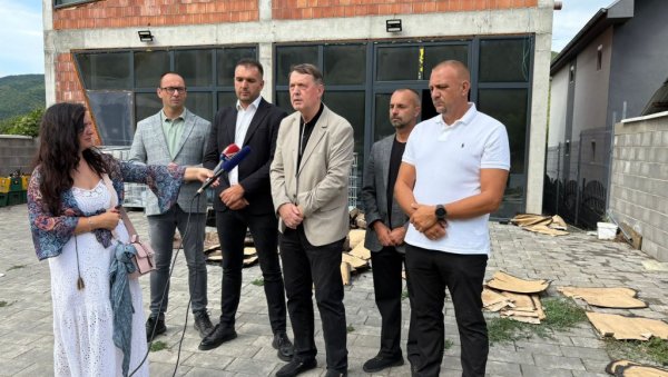 ПРЕДСТАВНИЦИ СРПСКЕ ЛИСТЕ ОБИШЛИ ИЗГОРЕЛУ ШТАМПАРИЈУ Перовић: Неће ме уплашити, идемо до победе ПРЕДСТАВНИЦИ СРПСКЕ ЛИСТЕ ОБИШЛИ ИЗГОРЕЛУ ШТАМПАРИЈУ Перовић: Неће ме уплашити, идемо до победе