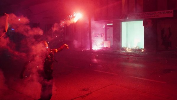 КОГА ЋЕТЕ ВЕЧЕРАС ДА СПАЛИТЕ? Блокадери терористи крећу у хаос - овога пута на мети Ниш КОГА ЋЕТЕ ВЕЧЕРАС ДА СПАЛИТЕ? Блокадери терористи крећу у хаос - овога пута на мети Ниш