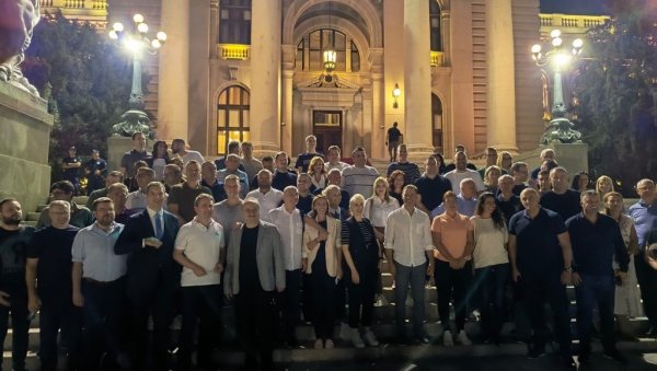 БРАНИЋЕМО СРБИЈУ ОД СВАКОГ ЗЛА КОЈЕ ЈОЈ ПРЕТИ Министарка Месаровић провела вече са грађанима испред Скупштине (ФОТО) БРАНИЋЕМО СРБИЈУ ОД СВАКОГ ЗЛА КОЈЕ ЈОЈ ПРЕТИ Министарка Месаровић провела вече са грађанима испред Скупштине (ФОТО)