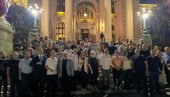 BRANIĆEMO SRBIJU OD SVAKOG ZLA KOJE JOJ PRETI Ministarka Mesarović provela veče sa građanima ispred Skupštine (FOTO)