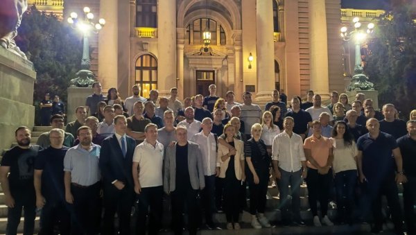 МИНИСТРИ СА НАРОДОМ ИСПРЕД СКУПШТИНЕ: Мали, Селаковић, Месаровић и остали подржавају студенте који хоће да уче МИНИСТРИ СА НАРОДОМ ИСПРЕД СКУПШТИНЕ: Мали, Селаковић, Месаровић и остали подржавају студенте који хоће да уче