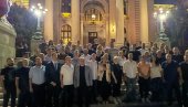 MINISTRI SA NARODOM ISPRED SKUPŠTINE: Mali, Selaković, Mesarović i ostali sa narodom