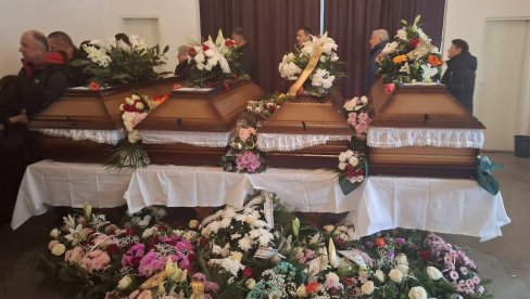 ПРОПУСТИ ПОЛИЦИЈЕ У ЦРНОЈ ГОРИ ТОКОМ МАСАКРА: Закључак омбудсмана поводом трагедије од пре три године на Цетињу ПРОПУСТИ ПОЛИЦИЈЕ У ЦРНОЈ ГОРИ ТОКОМ МАСАКРА: Закључак омбудсмана поводом трагедије од пре три године на Цетињу