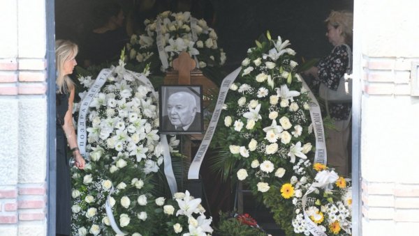 САХРАЊЕН ЛЕГЕНДАРНИ ДЕН ТАНА: На вечни починак испраћен уз хор - огроман број великана му одао последњу почаст!