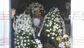 САХРАЊЕН ЛЕГЕНДАРНИ ДЕН ТАНА: На вечни починак испраћен уз хор - огроман број великана му одао последњу почаст!