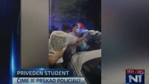ЕВО ЗБОГ ЧЕГА ЈЕ ПРИВЕДЕН БЛОКАДЕР: Прскао полицију течношћу (ВИДЕО) ЕВО ЗБОГ ЧЕГА ЈЕ ПРИВЕДЕН БЛОКАДЕР: Прскао полицију течношћу (ВИДЕО)