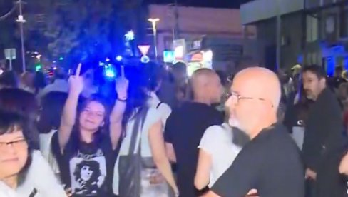 OKUPILI SE BLOKADERI TERORISTI: Sramne scene u Zaječaru - blokaderi vređaju građane, pokazuju srednji prst
