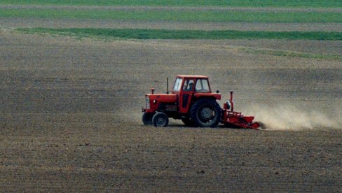 Orao njivu, našao zakopanih 600 miliona - u kešu! Metalna burad bila nekoliko metara pod zemljom Orao njivu, našao zakopanih 600 miliona - u kešu! Metalna burad bila nekoliko metara pod zemljom